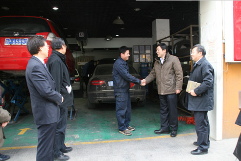 Xu Yuanke Visits Quick Oil Change Station of the North China Branch to Comfort Employees in Difficulty