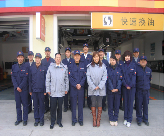 General Manager Liao Guoqin Visits the Kunlun Quick Oil Change Station in Xigu, Lanzhou, to Offer Greetings and Guidance