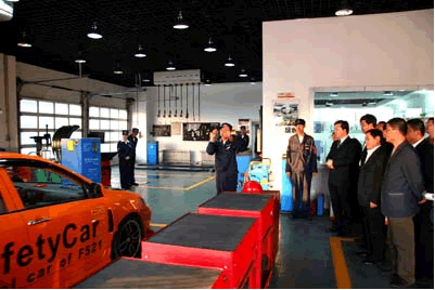 Lubricant Company Holds a Meeting to Review the Quick Oil Change Stage Promotion and Discuss Future Work