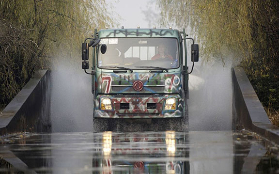Kunlun Shines Forth, Riding the 'East Wind'