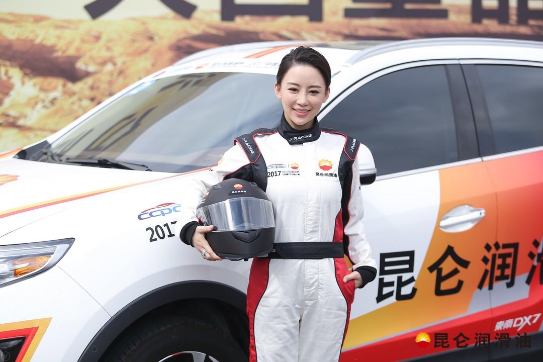 The Kunlun Lubricants King of Cars Contest Kicks Off Passionately at Dafeng as Image Ambassador Pan Xiaoting Ignites the Track with Huge Popularity